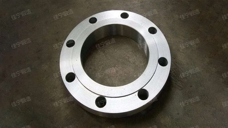 Flat welded flange cover with different necks
