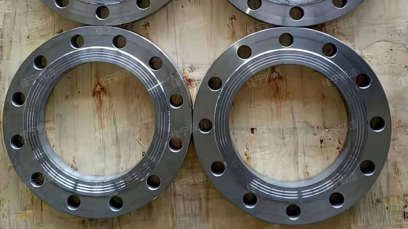 Threaded embedded flange ring