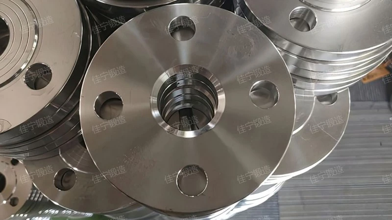 Integral threaded connection flange cover