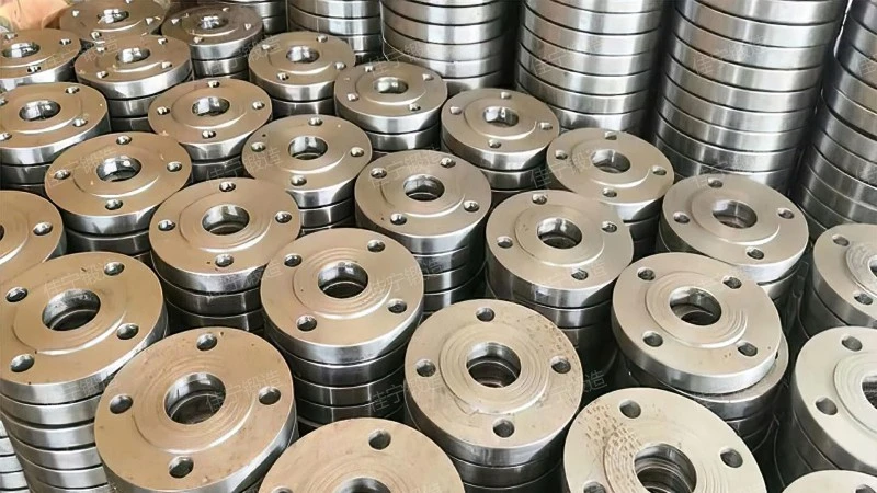 Integral threaded connection flange cover