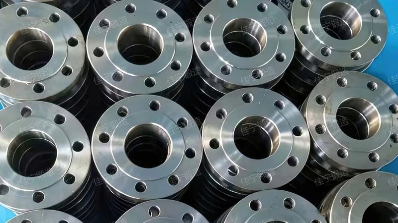 Flat welded flange cover with different necks