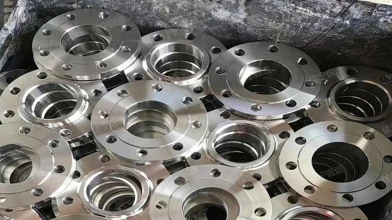 Threaded embedded flange cover